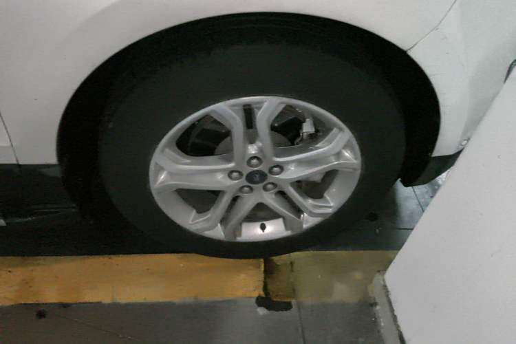 Used Ford Edge 2016 EcoBoost 245 Two-Wheel-Drive Titanium 7-Seater Right Front Wheel Hub