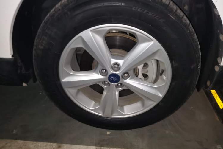 Used Ford Edge 2016 EcoBoost 245 Two-Wheel-Drive Titanium 5-Seater Right Front Wheel Hub