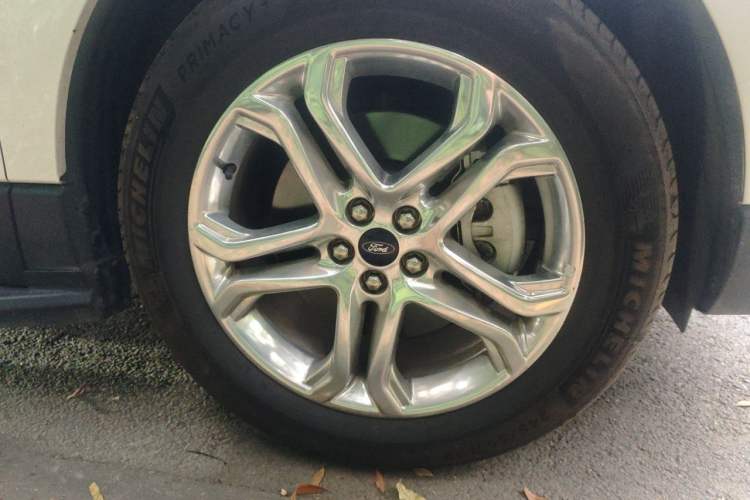 Used Ford Edge 2016 EcoBoost 245 Two-Wheel-Drive Titanium 7-Seater Right Front Wheel Hub