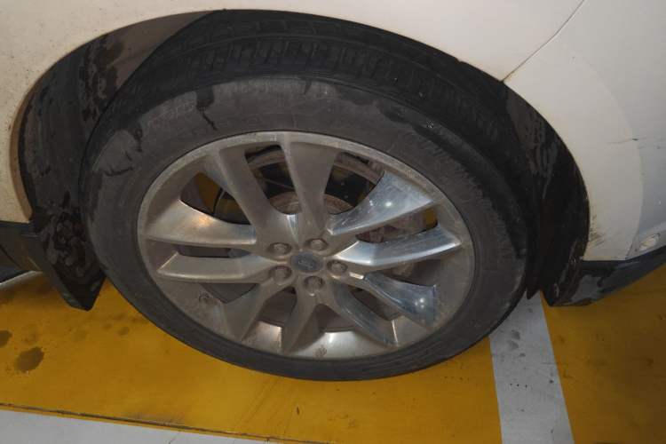 Used Ford Edge 2016 EcoBoost 245 Four-Wheel Drive Titanium 7-Seater Right Front Wheel Hub