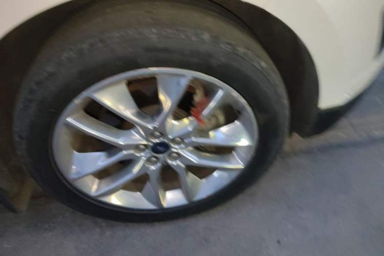 Used Ford Edge 2016 EcoBoost 245 Four-Wheel Drive Titanium 7-Seater Right Front Wheel Hub