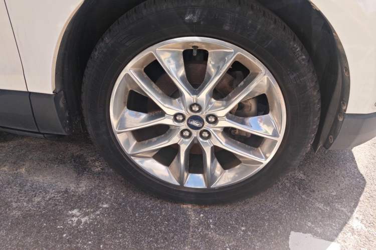 Used Ford Edge 2016 EcoBoost 245 Four-Wheel Drive Titanium 7-Seater Right Front Wheel Hub