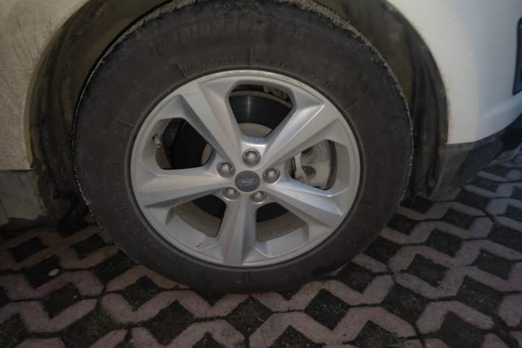 Used Ford Edge 2016 EcoBoost 245 Two-Wheel-Drive Titanium 5-Seater Right Front Wheel Hub