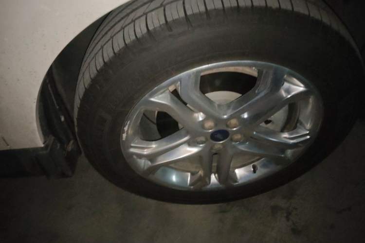 Used Ford Edge 2016 EcoBoost 245 Two-Wheel-Drive Titanium 7-Seater Right Front Wheel Hub