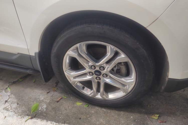 Used Ford Edge 2016 EcoBoost 245 Two-Wheel-Drive Titanium 7-Seater Right Front Wheel Hub