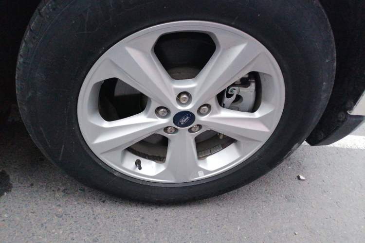 Used Ford Edge 2016 EcoBoost 245 Two-Wheel-Drive Titanium 5-Seater Right Front Wheel Hub