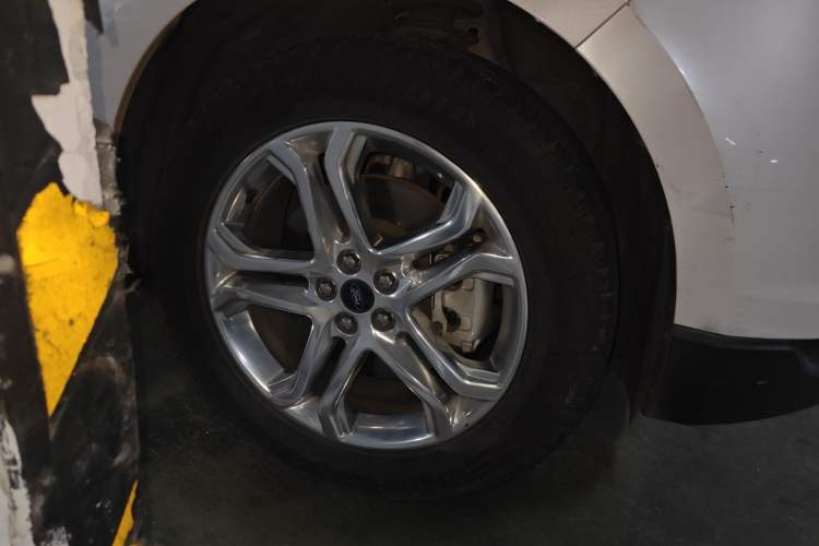 Used Ford Edge 2016 EcoBoost 245 Four-Wheel Drive Titanium Edition 7-Seater Right Front Wheel Hub