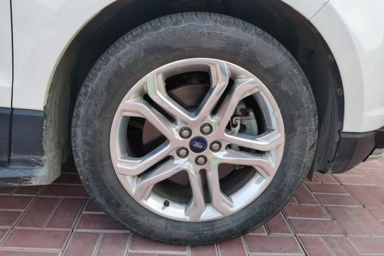 Used Ford Edge 2016 EcoBoost 245 Two-Wheel-Drive Titanium 7-Seater Right Front Wheel Hub