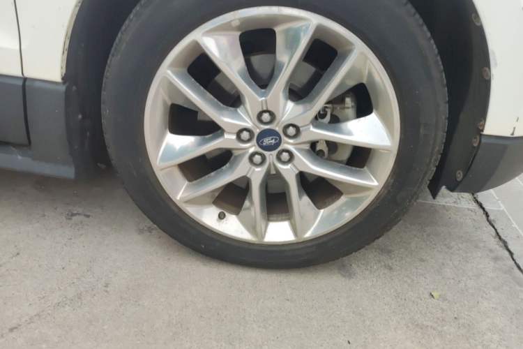 Used Ford Edge 2016 EcoBoost 245 Two-Wheel-Drive Titanium 5-Seater Right Front Wheel Hub