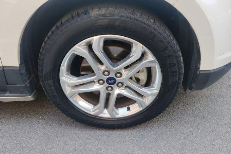Used Ford Edge 2016 EcoBoost 245 Four-Wheel Drive Titanium Edition 7-Seater Right Front Wheel Hub