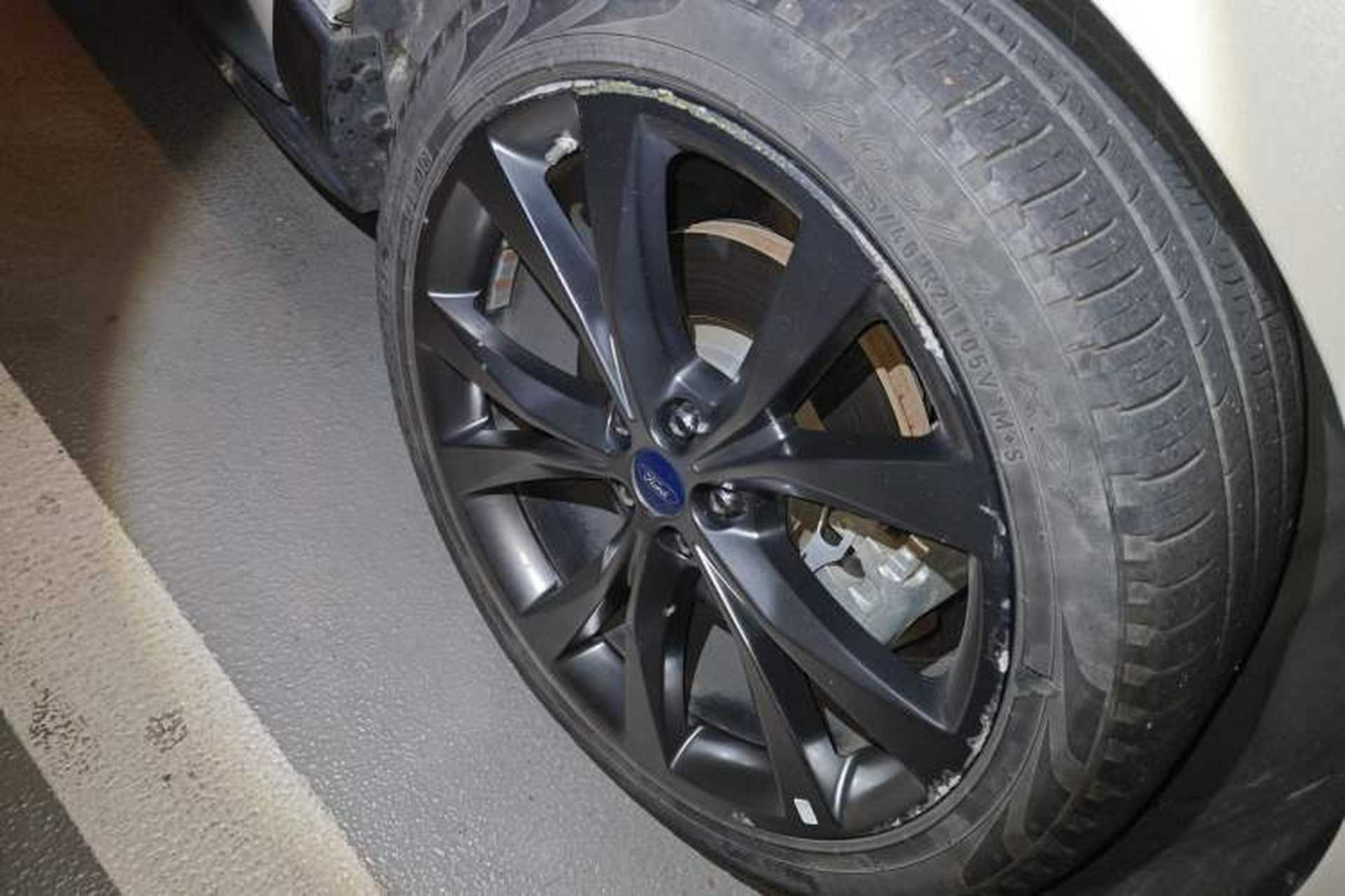 Used Ford Edge 2016 EcoBoost 330 V6 Four-Wheel Drive Sporty 7-Seater Right Front Wheel Hub