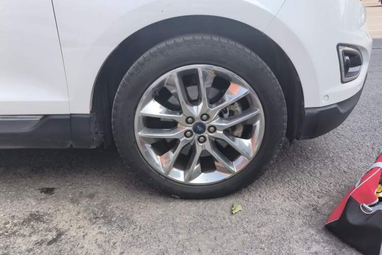 Used Ford Edge 2016 EcoBoost 245 Four-Wheel Drive Titanium 7-Seater Right Front Wheel Hub
