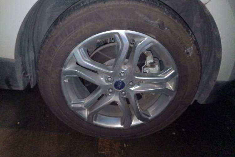 Used Ford Edge 2016 EcoBoost 245 Two-Wheel-Drive Titanium 7-Seater Right Front Wheel Hub