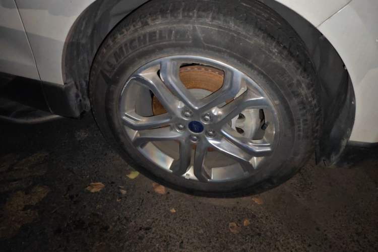 Used Ford Edge 2016 EcoBoost 245 Two-Wheel-Drive Titanium 7-Seater Right Front Wheel Hub