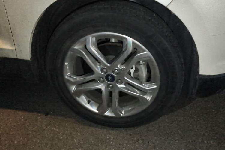 Used Ford Edge 2016 EcoBoost 245 Two-Wheel-Drive Titanium 7-Seater Right Front Wheel Hub