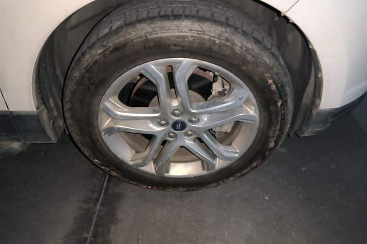 Used Ford Edge 2016 EcoBoost 245 Four-Wheel Drive Titanium Edition 7-Seater Right Front Wheel Hub