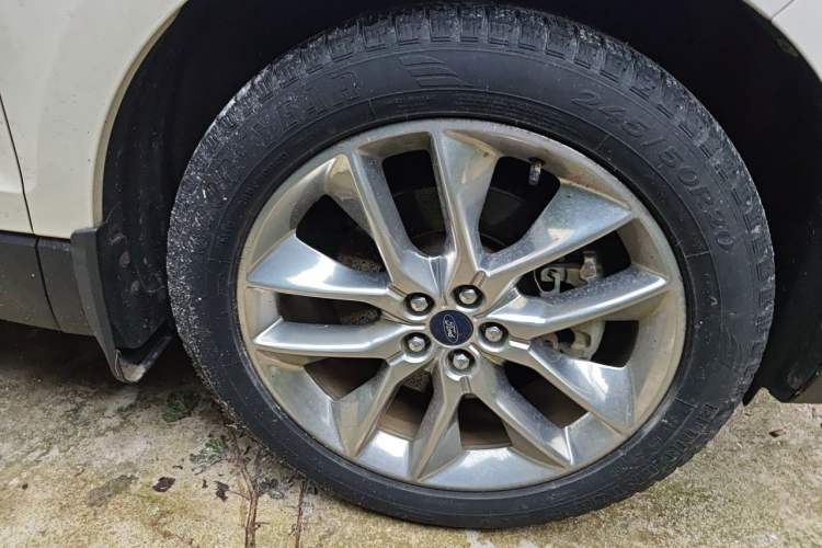 Used Ford Edge 2016 EcoBoost 245 Four-Wheel Drive Titanium 7-Seater Right Front Wheel Hub