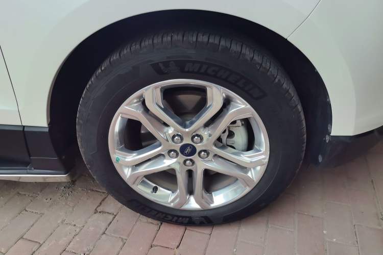 Used Ford Edge 2016 EcoBoost 245 Two-Wheel-Drive Titanium 7-Seater Right Front Wheel Hub