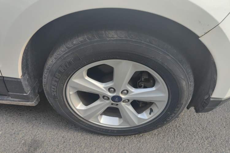 Used Ford Edge 2016 EcoBoost 245 Two-Wheel-Drive Titanium 5-Seater Right Front Wheel Hub