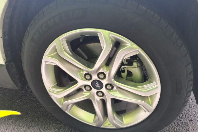Used Ford Edge 2016 EcoBoost 245 Two-Wheel-Drive Titanium 7-Seater Right Front Wheel Hub