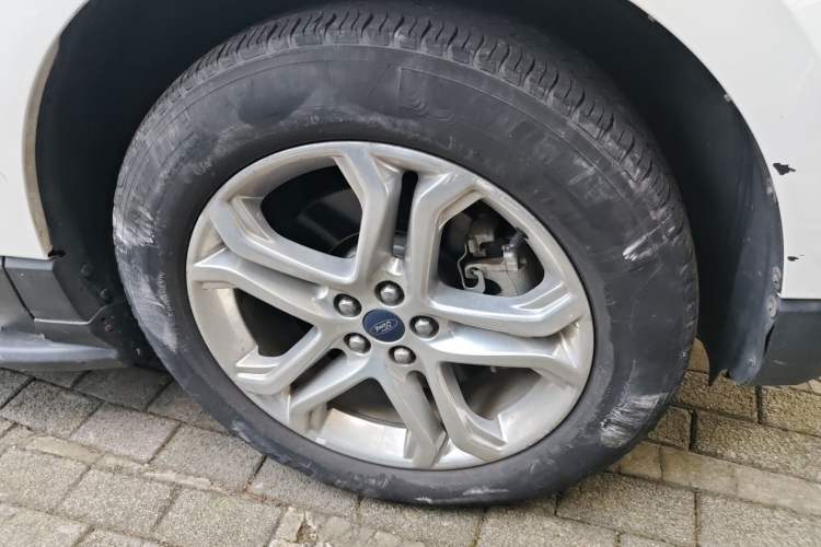 Used Ford Edge 2016 EcoBoost 245 Two-Wheel-Drive Titanium 7-Seater Right Front Wheel Hub