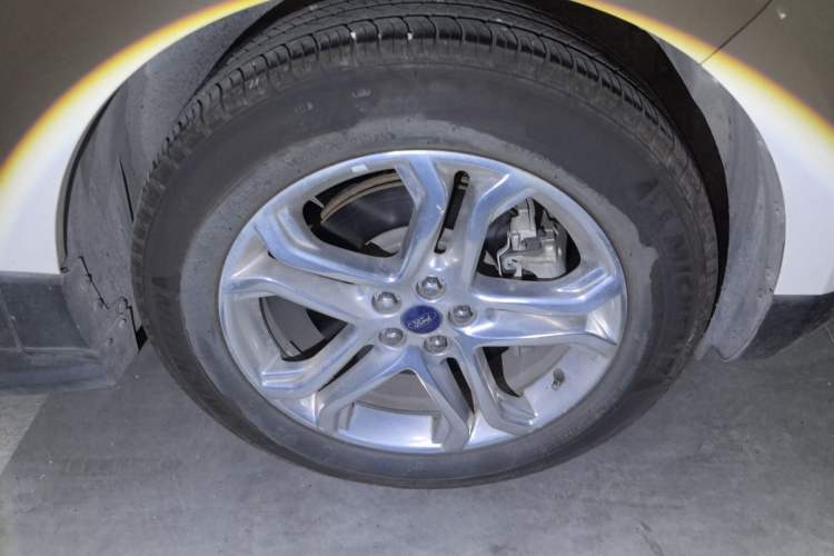 Used Ford Edge 2016 EcoBoost 245 Two-Wheel-Drive Titanium 7-Seater Right Front Wheel Hub