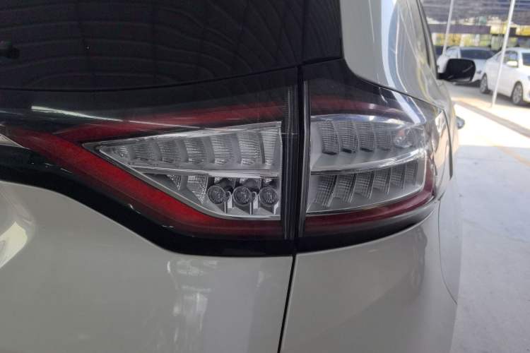 Used Ford Edge 2016 EcoBoost 245 Two-Wheel-Drive Titanium 7-Seater Right Rear Taillight