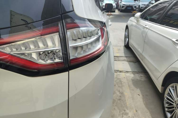 Used Ford Edge 2016 EcoBoost 245 Two-Wheel-Drive Platinum Edition 7-Seater Right Rear Taillight