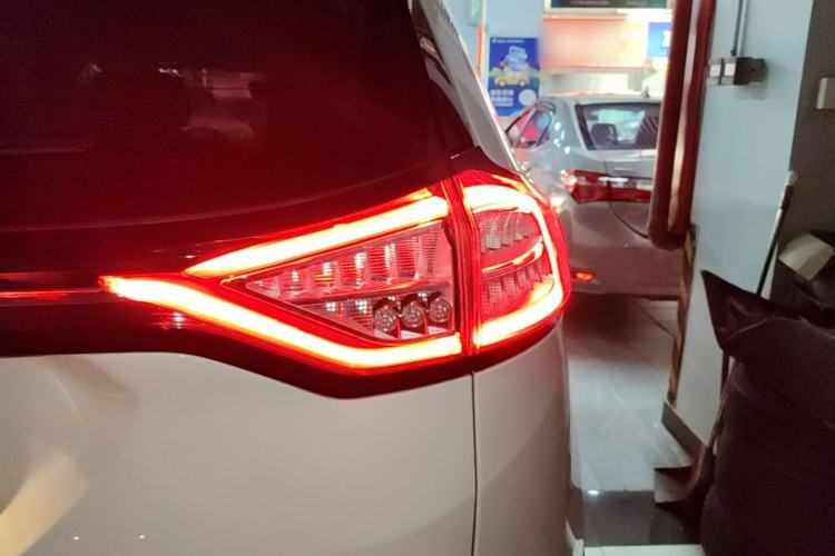 Used Ford Edge 2016 EcoBoost 245 Two-Wheel-Drive Platinum Edition 7-Seater Right Rear Taillight