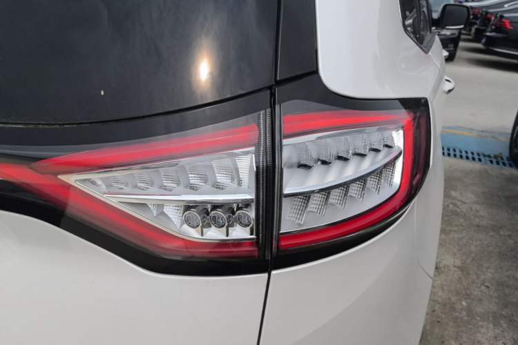Used Ford Edge 2016 EcoBoost 245 Four-Wheel Drive Titanium 7-Seater Right Rear Taillight