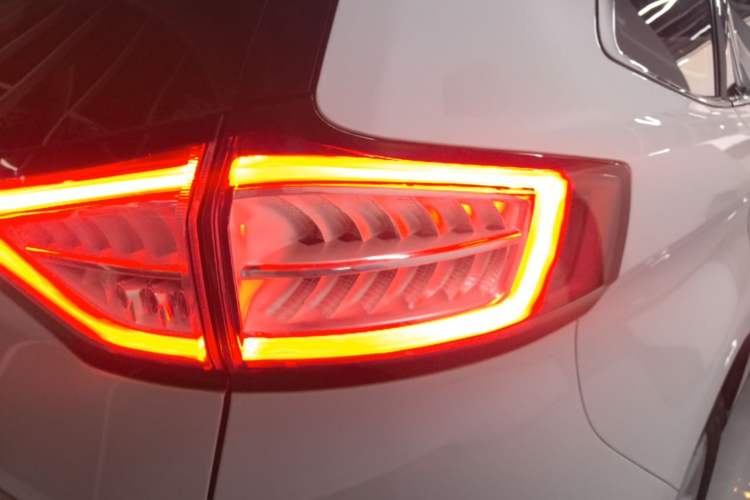 Used Ford Edge 2016 EcoBoost 245 Two-Wheel-Drive Titanium 5-Seater Right Rear Taillight