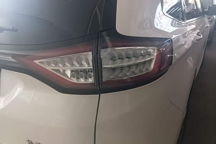 Used Ford Edge 2016 EcoBoost 245 Four-Wheel Drive Titanium 7-Seater Right Rear Taillight