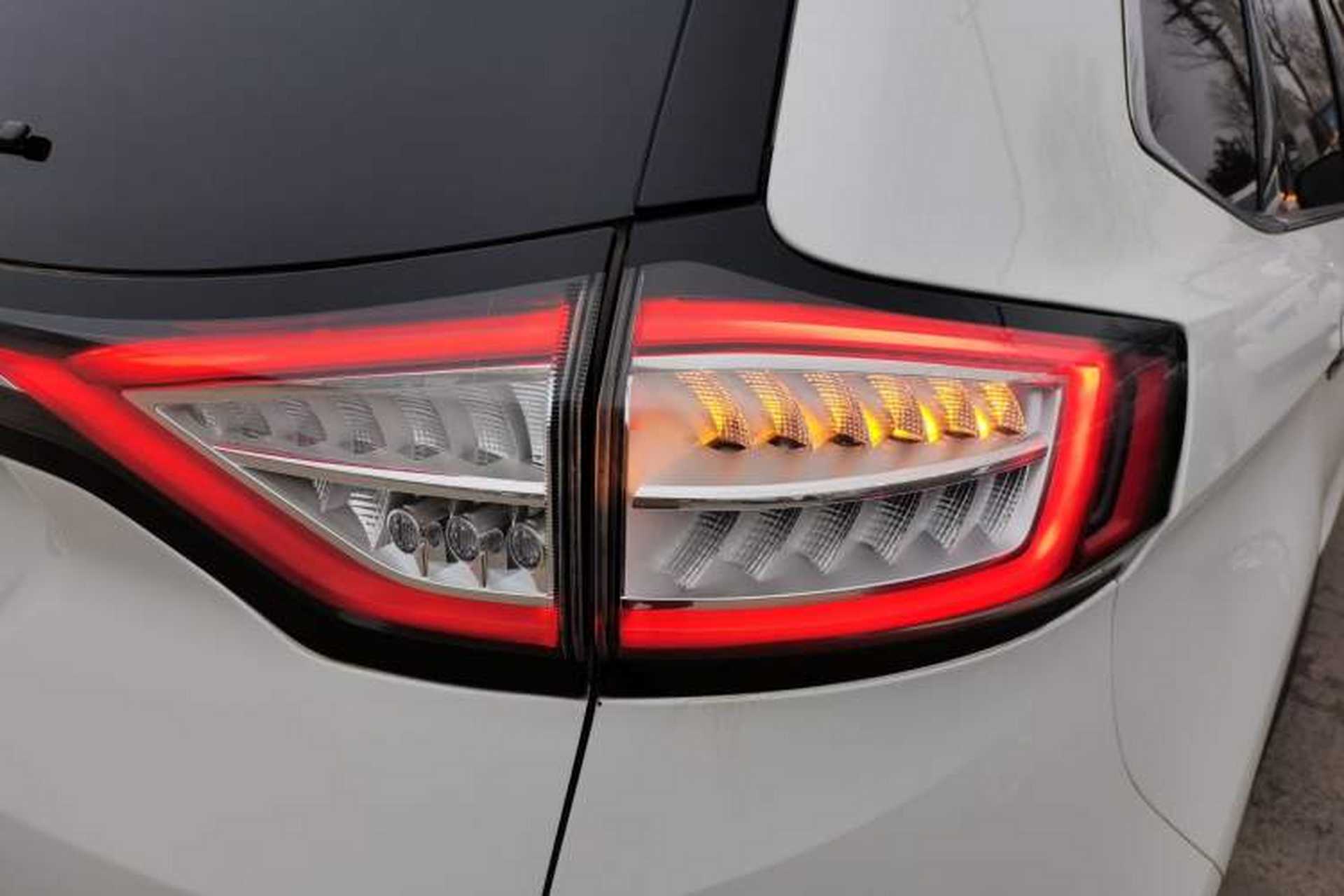 Used Ford Edge 2016 EcoBoost 245 Two-Wheel-Drive Titanium 5-Seater Right Rear Taillight