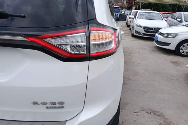 Used Ford Edge 2016 EcoBoost 245 Two-Wheel-Drive Titanium 5-Seater Right Rear Taillight