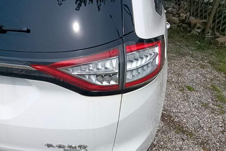 Used Ford Edge 2016 EcoBoost 245 Two-Wheel-Drive Platinum Edition 7-Seater Right Rear Taillight