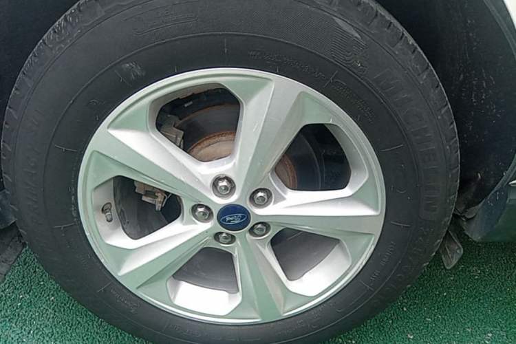 Used Ford Edge 2016 EcoBoost 245 Two-Wheel-Drive Titanium 5-Seater Right Rear Wheel Hub