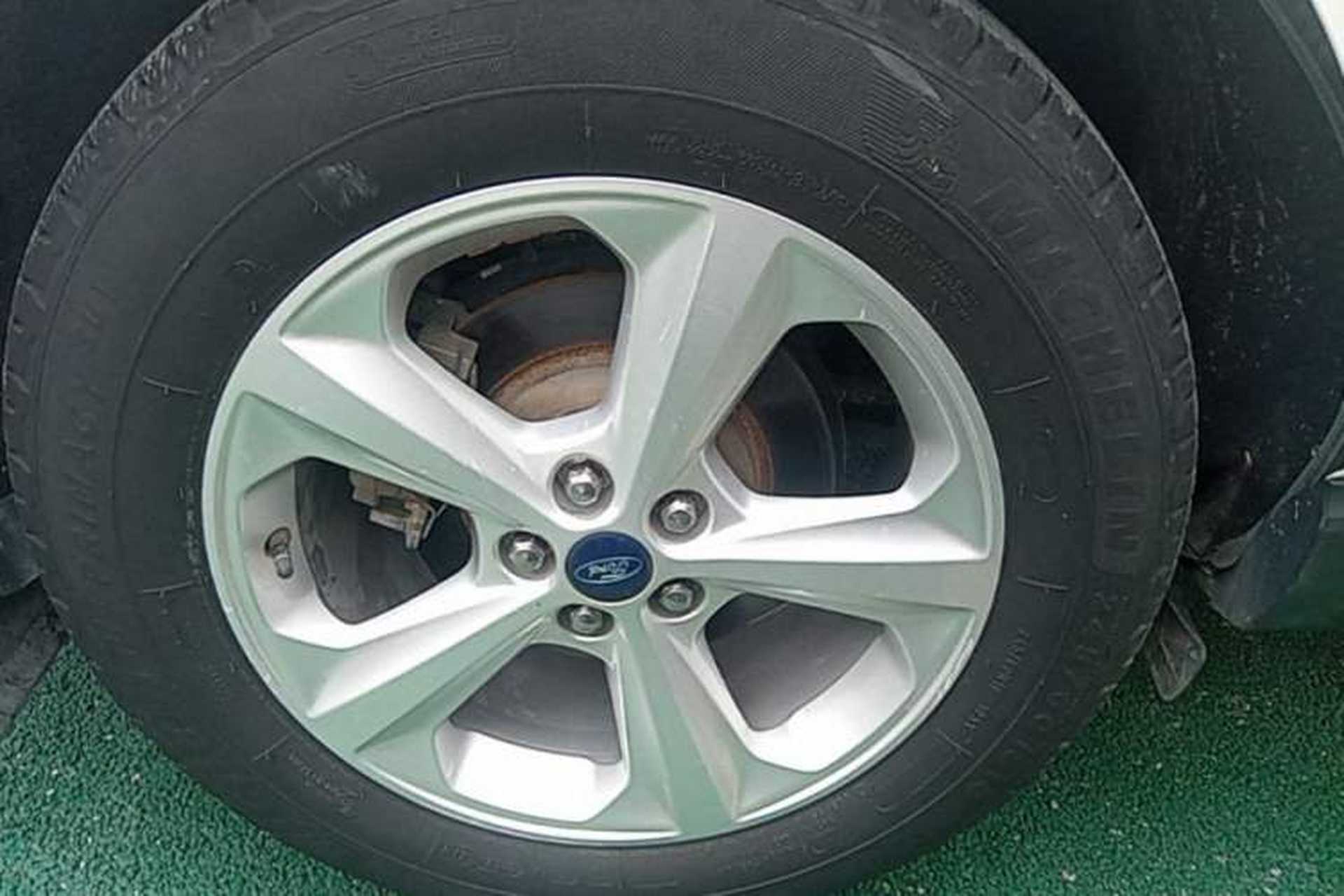 Used Ford Edge 2016 EcoBoost 245 Two-Wheel-Drive Titanium 5-Seater Right Rear Wheel Hub