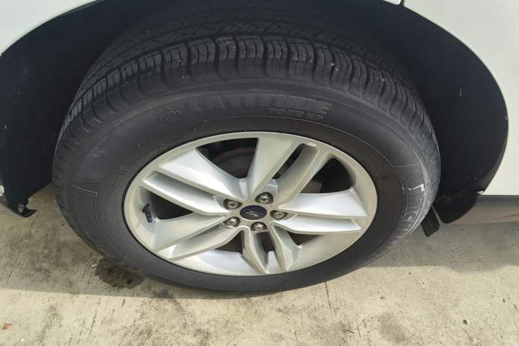 Used Ford Edge 2016 EcoBoost 245 Two-Wheel-Drive Platinum Edition 7-Seater Right Rear Wheel Hub