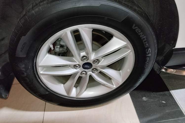 Used Ford Edge 2016 EcoBoost 245 Two-Wheel-Drive Platinum Edition 7-Seater Right Rear Wheel Hub