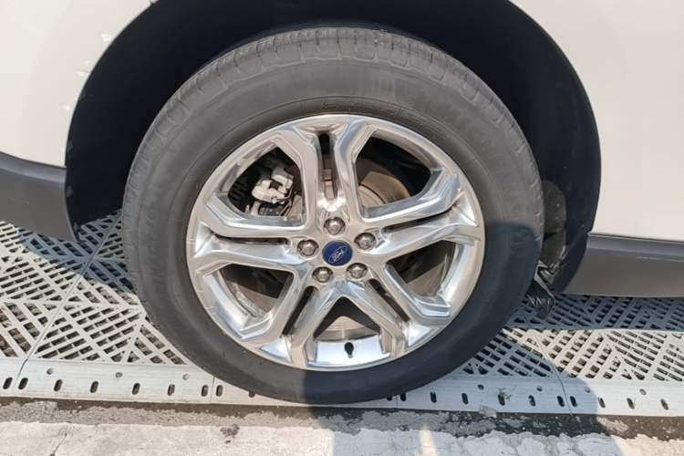 Used Ford Edge 2016 EcoBoost 245 Two-Wheel-Drive Titanium 7-Seater Right Rear Wheel Hub