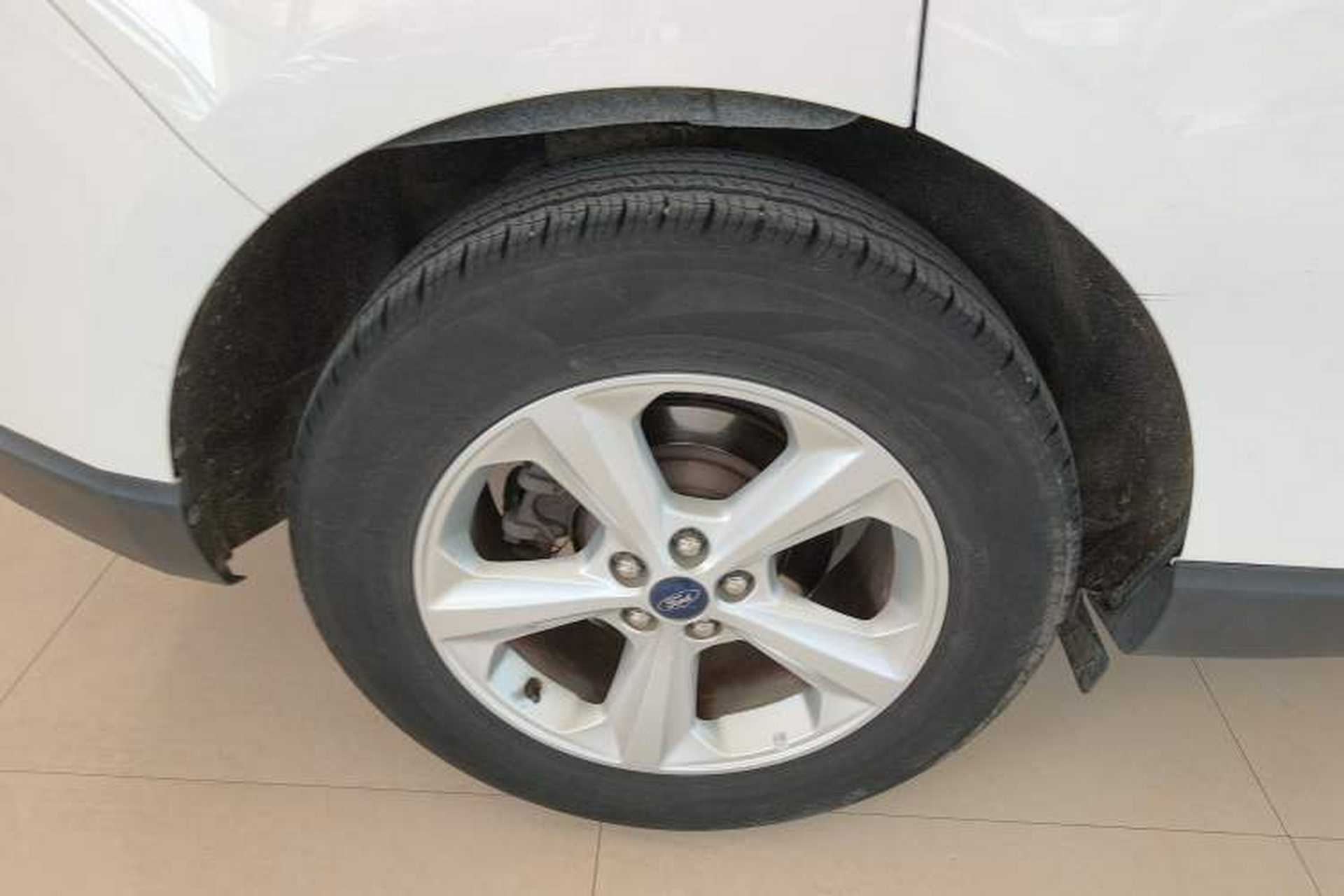 Used Ford Edge 2016 EcoBoost 245 Two-Wheel-Drive Titanium 5-Seater Right Rear Wheel Hub
