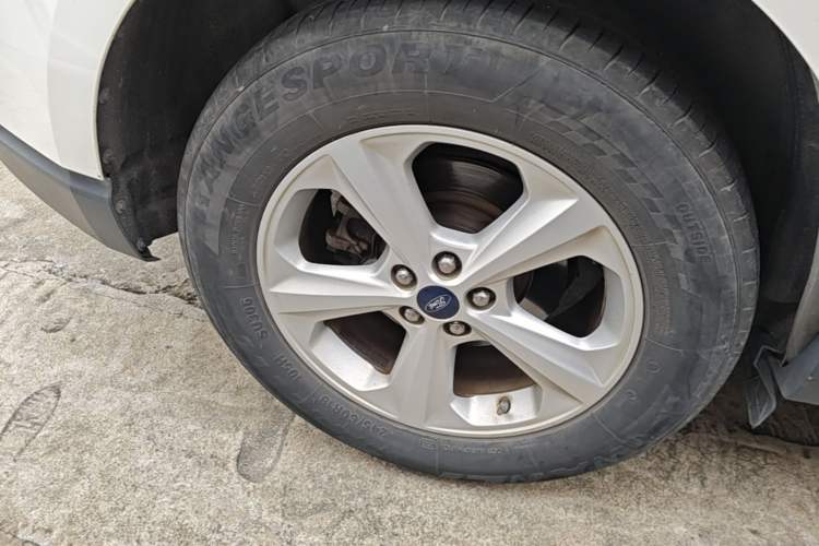 Used Ford Edge 2016 EcoBoost 245 Two-Wheel-Drive Titanium 5-Seater Right Rear Wheel Hub
