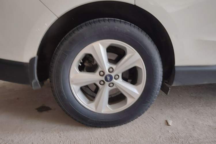 Used Ford Edge 2016 EcoBoost 245 Two-Wheel-Drive Titanium 5-Seater Right Rear Wheel Hub