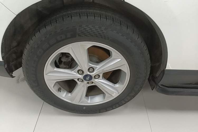 Used Ford Edge 2016 EcoBoost 245 Two-Wheel-Drive Titanium 5-Seater Right Rear Wheel Hub