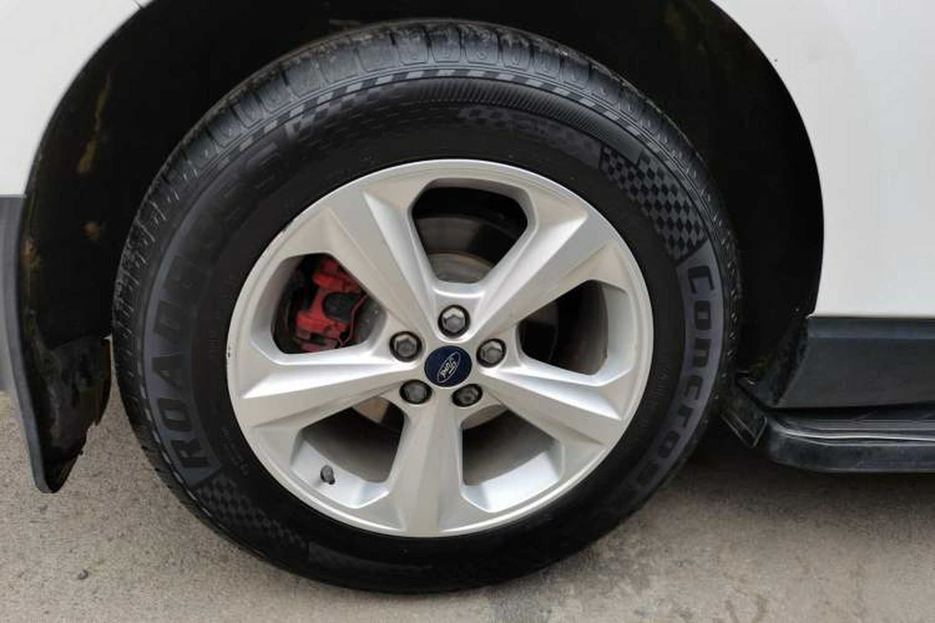 Used Ford Edge 2016 EcoBoost 245 Two-Wheel-Drive Titanium 5-Seater Right Rear Wheel Hub