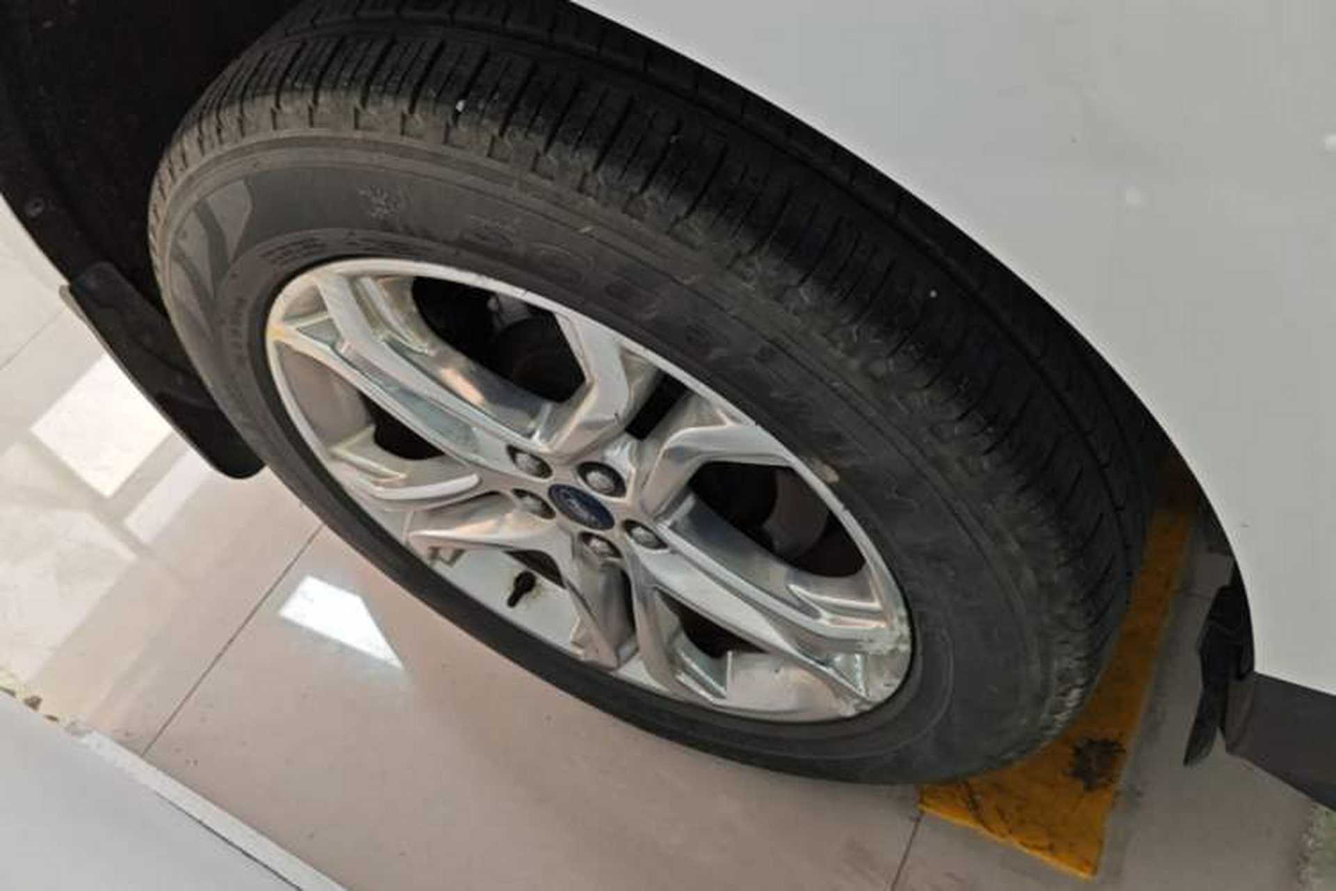 Used Ford Edge 2016 EcoBoost 245 Four-Wheel Drive Titanium Edition 7-Seater Right Rear Wheel Hub