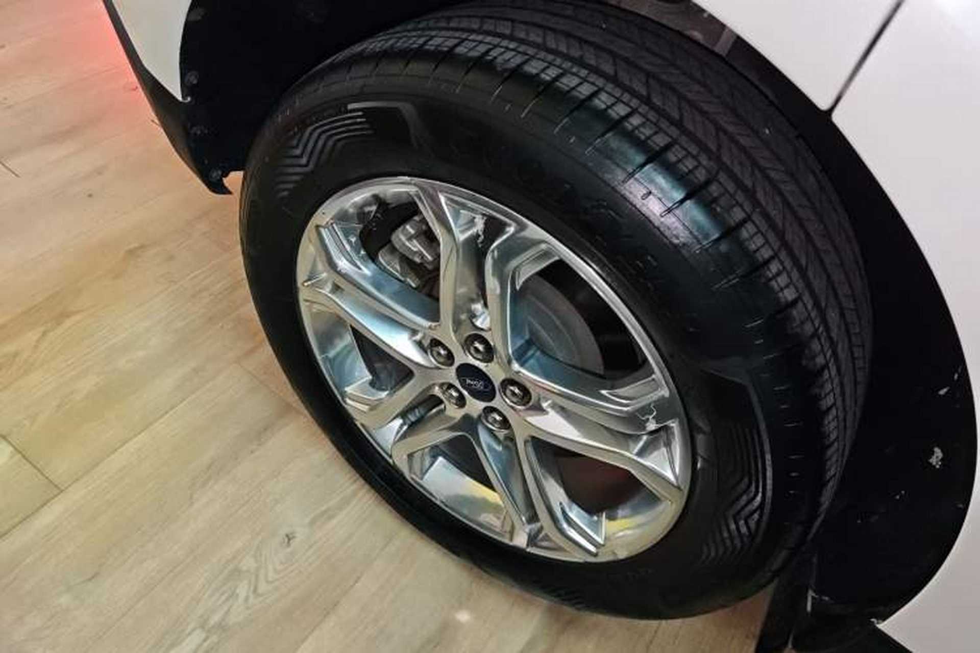 Used Ford Edge 2016 EcoBoost 245 Four-Wheel Drive Titanium Edition 7-Seater Right Rear Wheel Hub