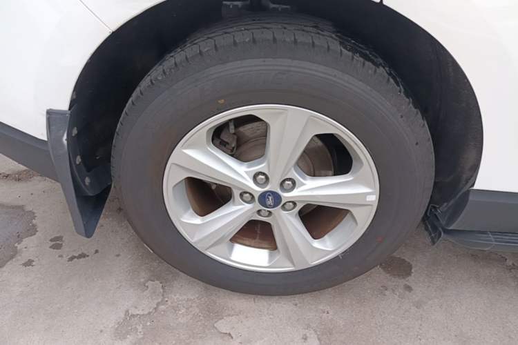 Used Ford Edge 2016 EcoBoost 245 Two-Wheel-Drive Titanium 5-Seater Right Rear Wheel Hub