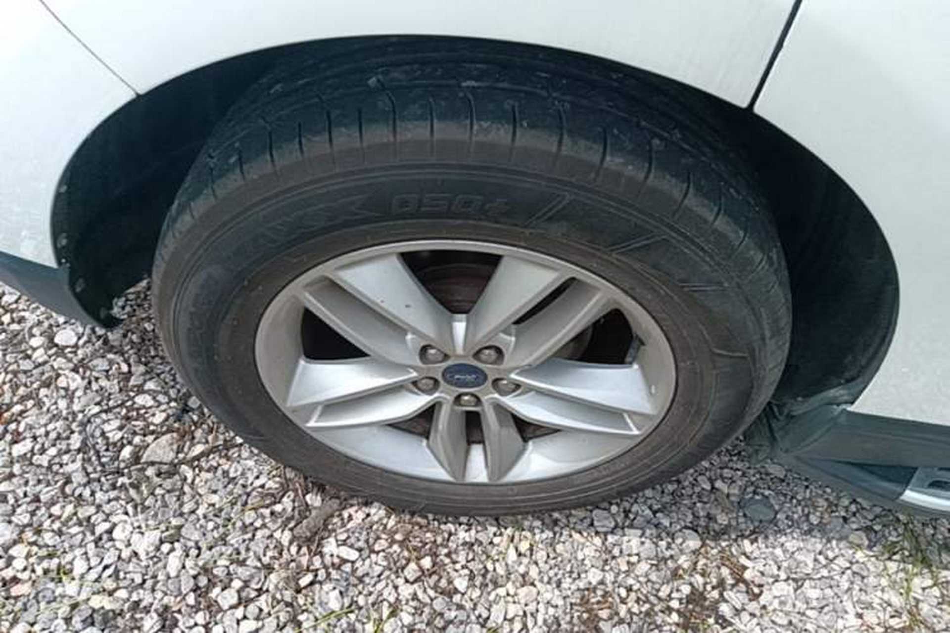 Used Ford Edge 2016 EcoBoost 245 Two-Wheel-Drive Platinum Edition 7-Seater Right Rear Wheel Hub