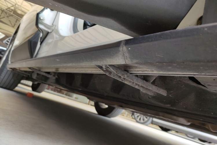 Used Ford Edge 2016 EcoBoost 245 Two-Wheel-Drive Titanium 5-Seater Right Side Sill